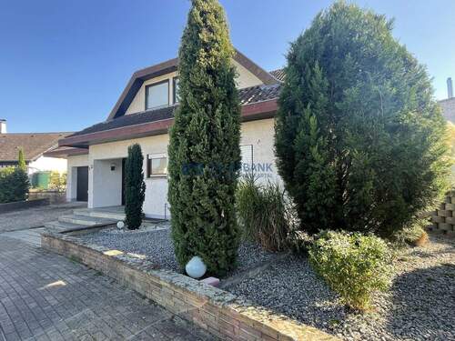 Vorgarten und Eingangsbereich - 9 Zimmer Mehrfamilienhaus, Wohnhaus in Sankt Leon-Rot