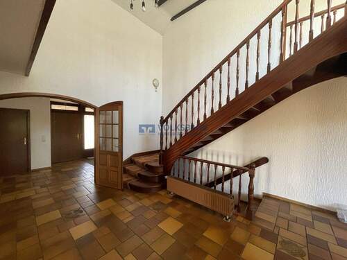 Eingangsbereich mit Treppenaufgang - 