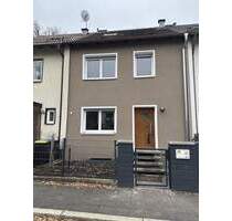 Neu saniertes Reihenhaus in N-Gebersdorf nahe U-Bahnstation inkl. Garage + Stellplatz und Keller - Nürnberg
