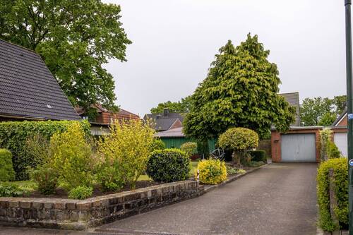 Zufahrt mit Stellplätzen und Garage - 