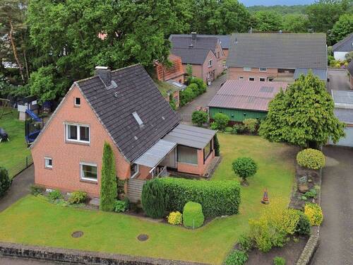 Vogelperspektive vom Haus - Ein neues Zuhause für Ihre Familie