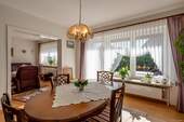 Essbereich, Blick zum Wohnbereich - 