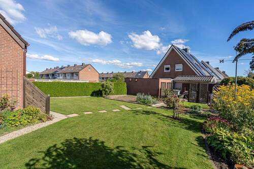Blick von der Terrasse in den Garten - 
