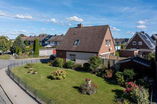 Blick von der Straße - Gepflegtes Einfamilienhaus in Eutin auf schönem Grundstück
