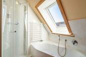 Bad Dachgeschoss mit Wanne und Dusche - 