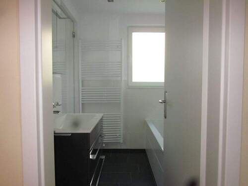 Bad m. Wanne/Dusche/Dampfsauna - 