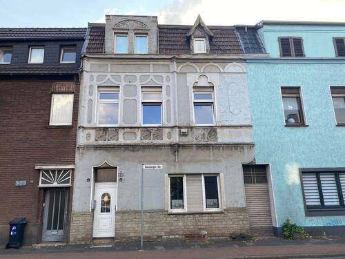 Vorderansicht des Hauses - 9 Zimmer Mehrfamilienhaus, Wohnhaus zum Kaufen in Duisburg