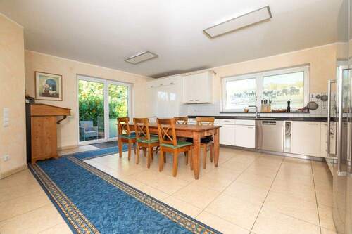 Geräumige Küche mit Austritt - 