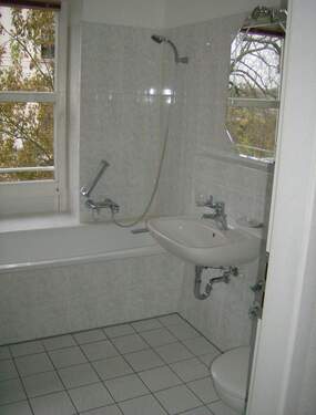 Bad baugleiche Wohnung im Haus - 