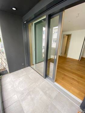 Balkon - Moderne 2-Zimmer-Wohnung mit Balkon in exklusiver Lage direkt am Englischen Garten