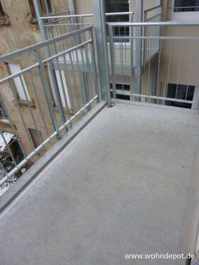 02_Balkon.JPG - ab Januar 2026 * 2-Raum-Wohnung * Balkon * Fliesenboden * FuBoHzg. * Anger-Crottendorf