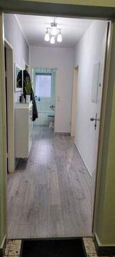 Flur mit Blick ins Badezimmer - 
