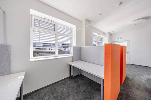 viel Helligkeit durch große Fenster - 