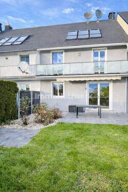Ansicht Rückseite Gesamt mit Terasse und Balkon - sofort verfügbar*Liebenswertes Reihenmittelhaus in Helmbrechts - Ihr neues Zuhause mit Weitblick*
