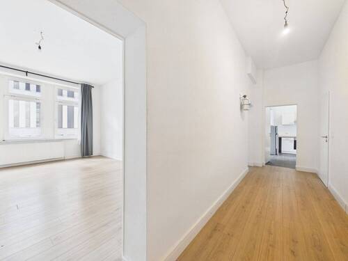 großzügiges Entree - Helle Altbauwohnung mit gutem Schnitt in zentraler Lage!