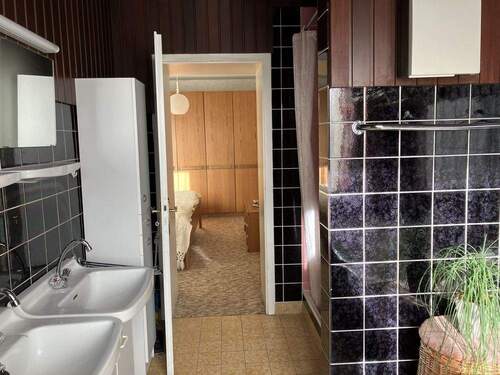 EG: Badezimmer - Blick Richtung Schlafzimmer - 