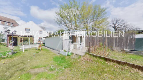 Gartenansicht mit Wintergarten und Nebengebäude - 