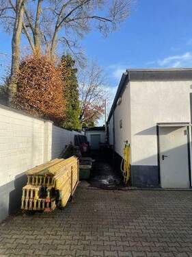 Bereich links neben der Halle - 