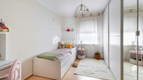 1. OG Schlafzimmer 1 - 