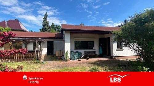 Hausansicht mit Garage - Wohnen oder neu bauen mit Ruhegarantie