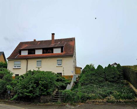 Nördliche Ansicht von Strasse aus - 8 Zimmer Mehrfamilienhaus, Wohnhaus zum Kaufen in Böbingen an der Rems