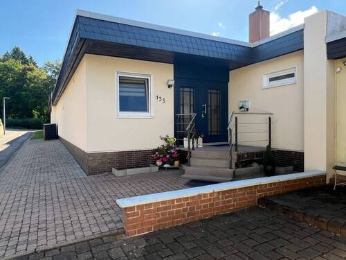 Vorderansicht und Hauseingang - 