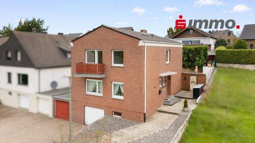 Straßenseite - Teilvermietetes Zweifamilienhaus in guter Wohnlage