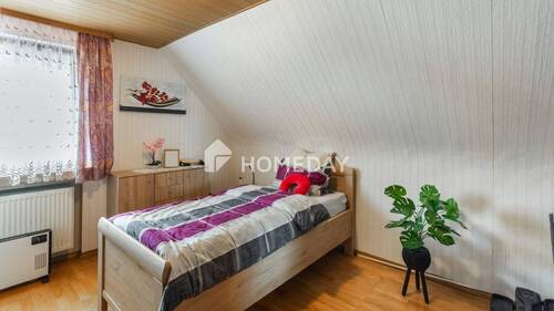 1. OG Schlafzimmer 1 - 