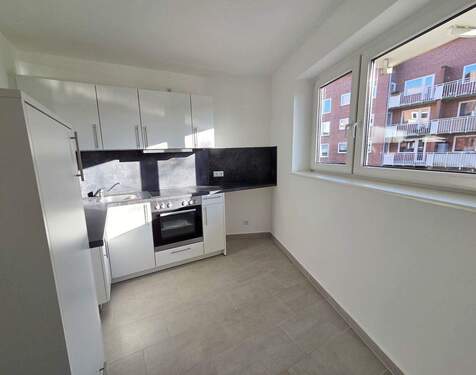 Küche mit EBK + Fenster - Etagenwohnung mit 60,00 m&sup2; in Kiel zur Miete