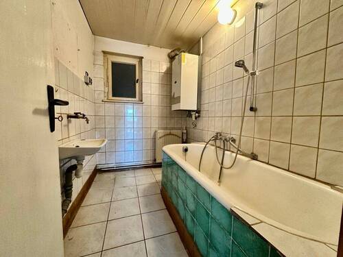 sanierungsbedürftiges Badezimmer - 