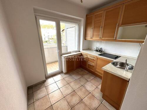 Küche mit Einbauküche und Balkon - 1 Zimmer Etagenwohnung in Düsseldorf