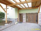 Eingangsbereich mit Carport - 5 Zimmer Mehrfamilienhaus, Wohnhaus zur Miete in Striegistal