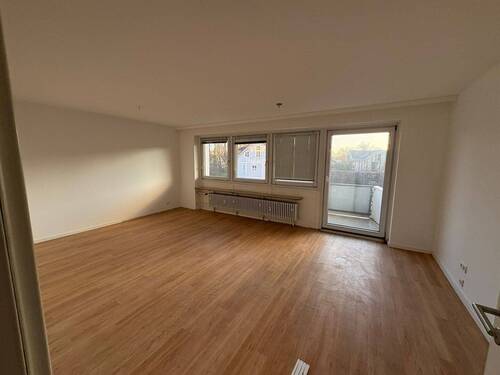 Wohnzimmer - Helles 3-Zimmer-Apartment mit Balkonen in Gröbenzell
