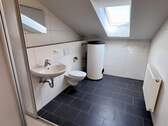 Badezimmer im Dachgeschoss - 