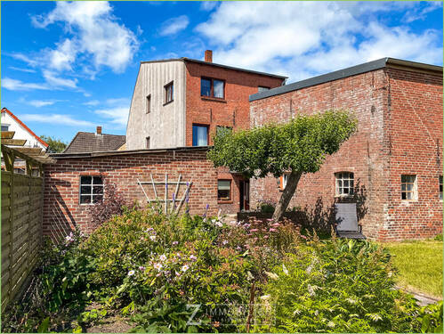 Ansicht aus dem Garten - Stadthaus mit Garten und eigener Zufahrt
