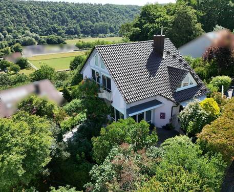 Hausansicht - Einfamilienhaus mit Einliegerwohnung, schönem Garten und Mainblick...