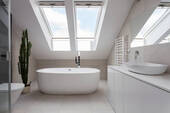 Bad mit Badewanne im DG - 