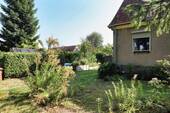 Vorgarten und Haus - PV & Solarthermie - Doppelhaushälfte mit Nebengelass und Wintergarten auf 1665m² Grundstück in Melchow!