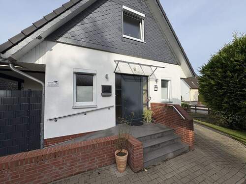 Außenansicht West - Volksbank Immobilien: Geräumiges Einfamilienhaus mit Terrasse, Garten & Bauplatz in Sittensen