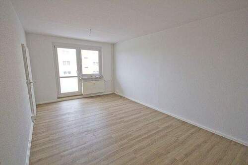 Wohnzimmer - Schöne 2-Zimmerwohnung mit Balkon und Dusche