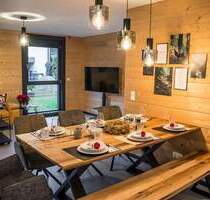 Vollmöbliertes Holzhaus mit 2 Wohnungen, Garten, Balkon, inkl. 2 Küchen - in Windschläg - Offenburg