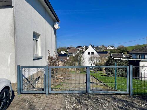 Zufahrt hinter das Haus - 