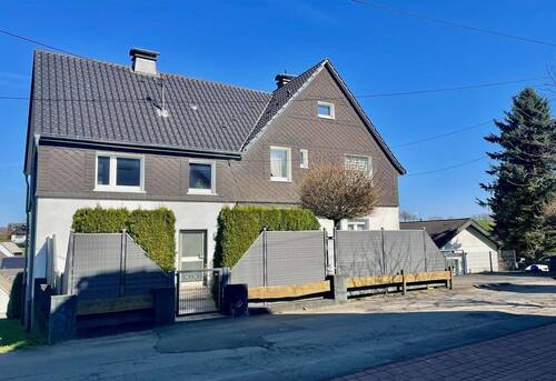 Straßenansicht - 7 Zimmer Mehrfamilienhaus, Wohnhaus zum Kaufen in Gummersbach