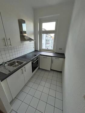 PHOTO-2024-10-28-16-12-19 - Großzügige und vermietete 2-Zi. mit EBK, 2xBalkon und Laminat in zentraler Lage