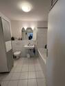 Badezimmer mit Dusche und Badewanne - 5 Zimmer Etagenwohnung zum Kaufen in Limburgerhof