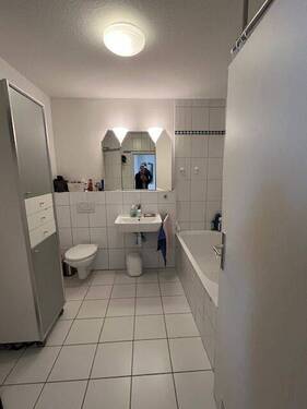 Badezimmer mit Dusche und Badewanne - 5 Zimmer Etagenwohnung zum Kaufen in Limburgerhof