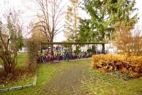Innenhof mit überdachten Fahrradstellplatz - 