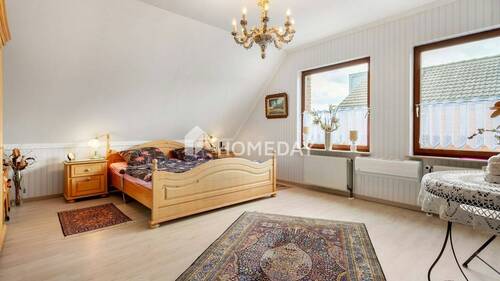 1. OG Schlafzimmer 1 - 