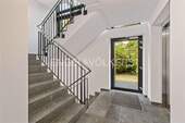 Treppenhaus mit Aufzug - 