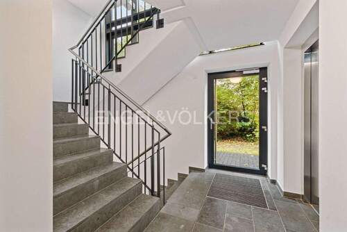 Treppenhaus mit Aufzug - 